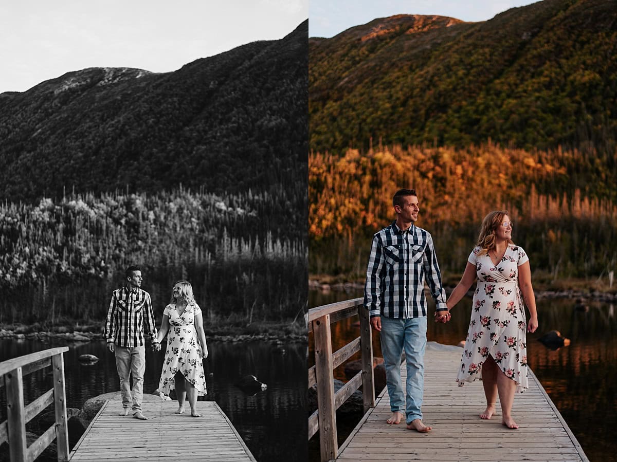 Le couple de mariés se collent pour se tenir au chaud après en regardant les montagnes du parc national de la Gaspésie.