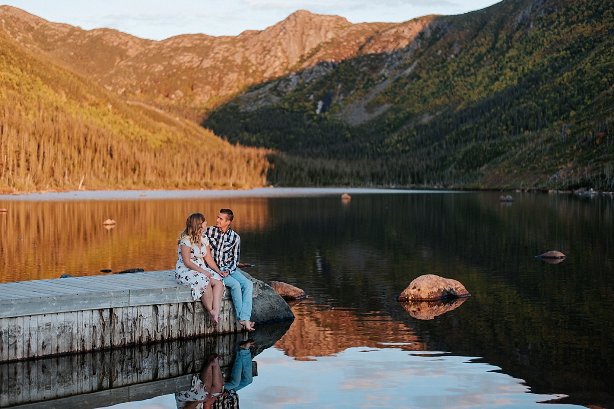 Le couple de mariés se collent pour se tenir au chaud après en regardant les montagnes du parc national de la Gaspésie.