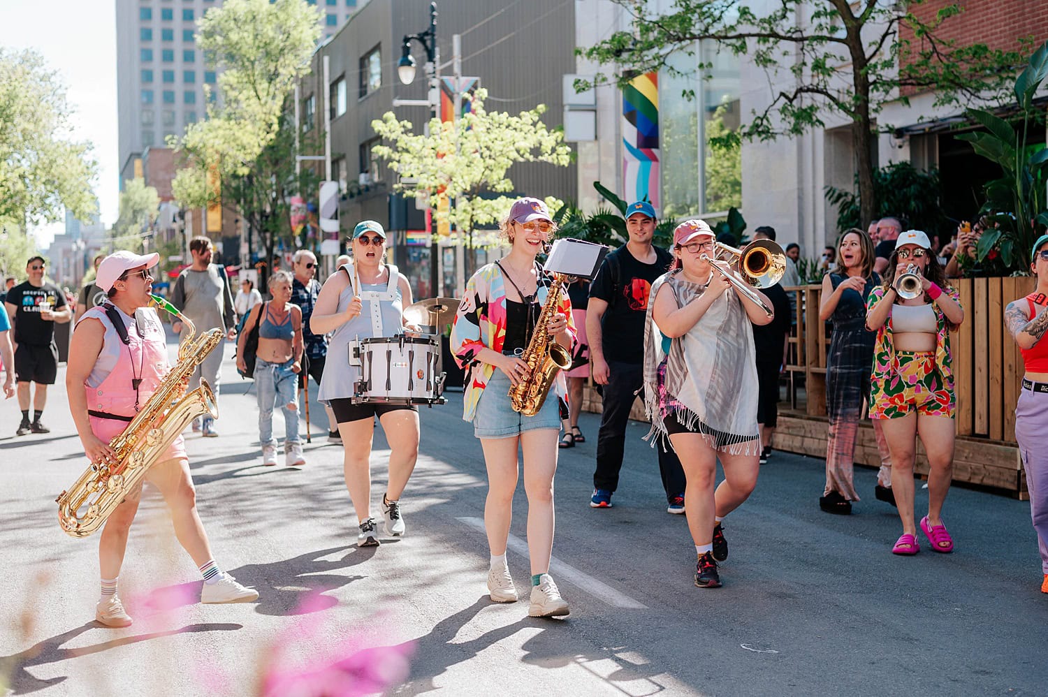 Photographie d'évènement lors d'un festival au Village de Montréal sur la rue Sainte-Catherine. La fanfare Burning Brass Band joue de la musique dans la rue.