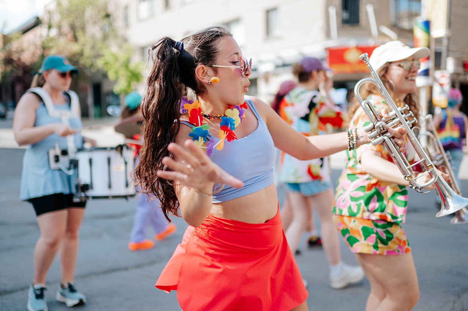 Photographie d'évènement lors d'un festival au Village de Montréal sur la rue Sainte-Catherine. La fanfare Burning Brass Band joue de la musique dans la rue.