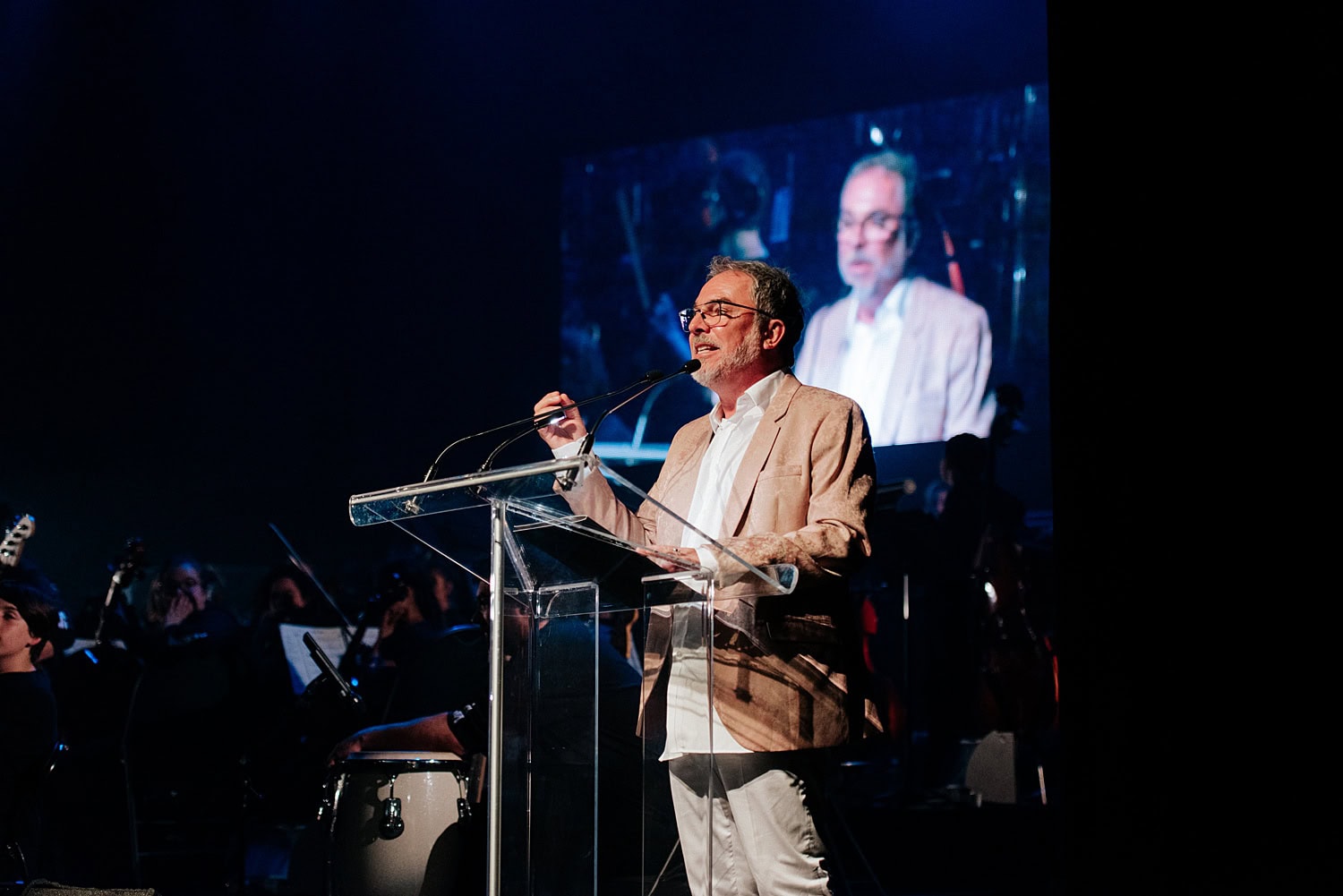 Photographe d'évènement prise lors d'un cocert bénéfice pour Fondation Dr Julien au Théâtre Denise-Pelletier à Montréal. On y voit Christian Begin qui s'adresse sur scène aux spectateurs.