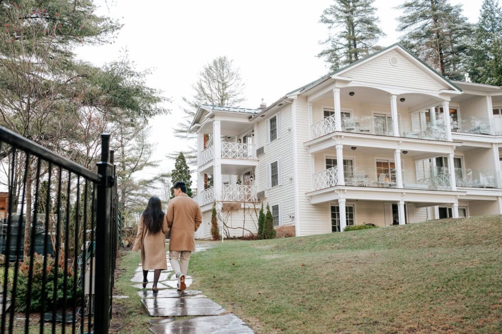 Couple walking hand in hand toward Ripple Cove in Ayer's Cliff, Eastern Townships — romantic proposal location near Montréal