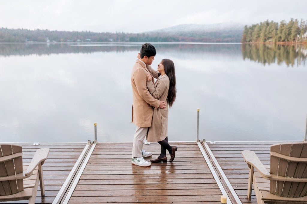 Couple embracing on the lakeside dock at Ripple Cove in Ayer's Cliff, Eastern Townships — engagement photography near Montréal